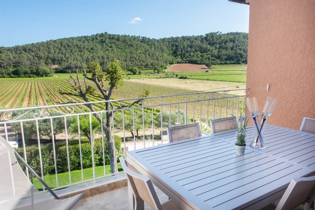 terrasse chambres d'hôtes en Provence au Château Sainte Croix à Carcès