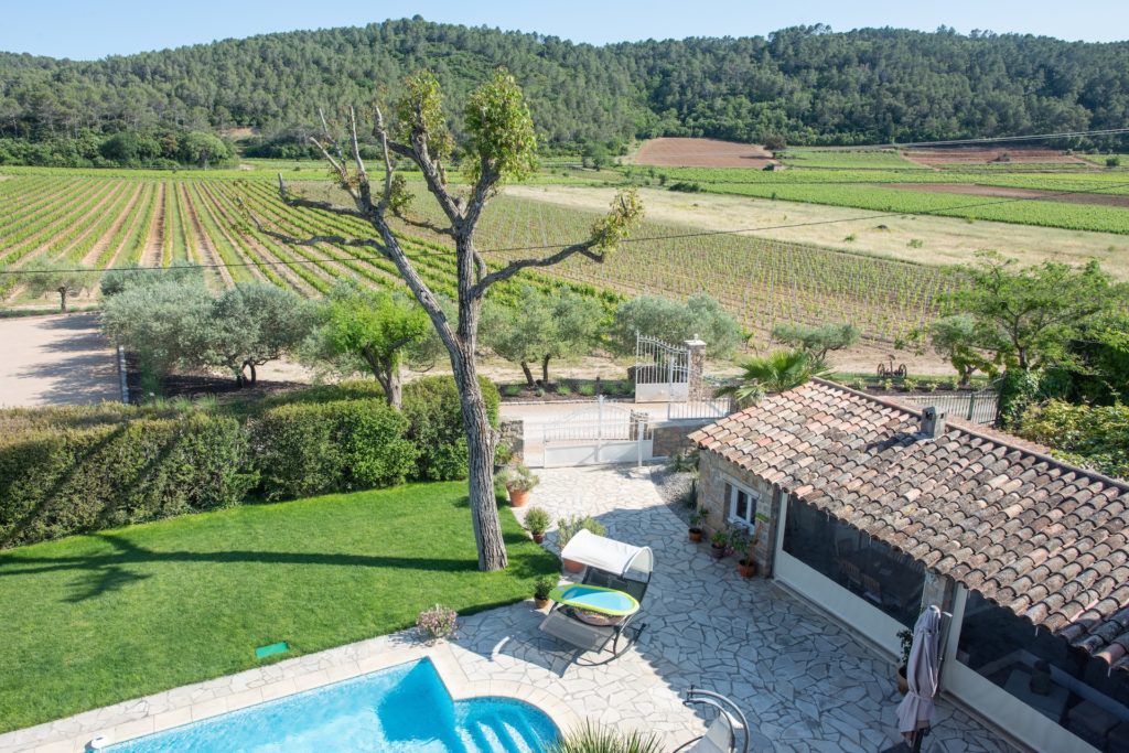 vue extérieure chambres d'hôtes dans le Var au Château Sainte Croix