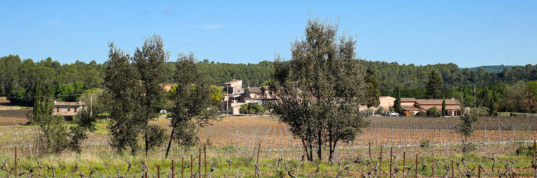 vue lointaine du Château Sainte Croix domaine viticole en Provence