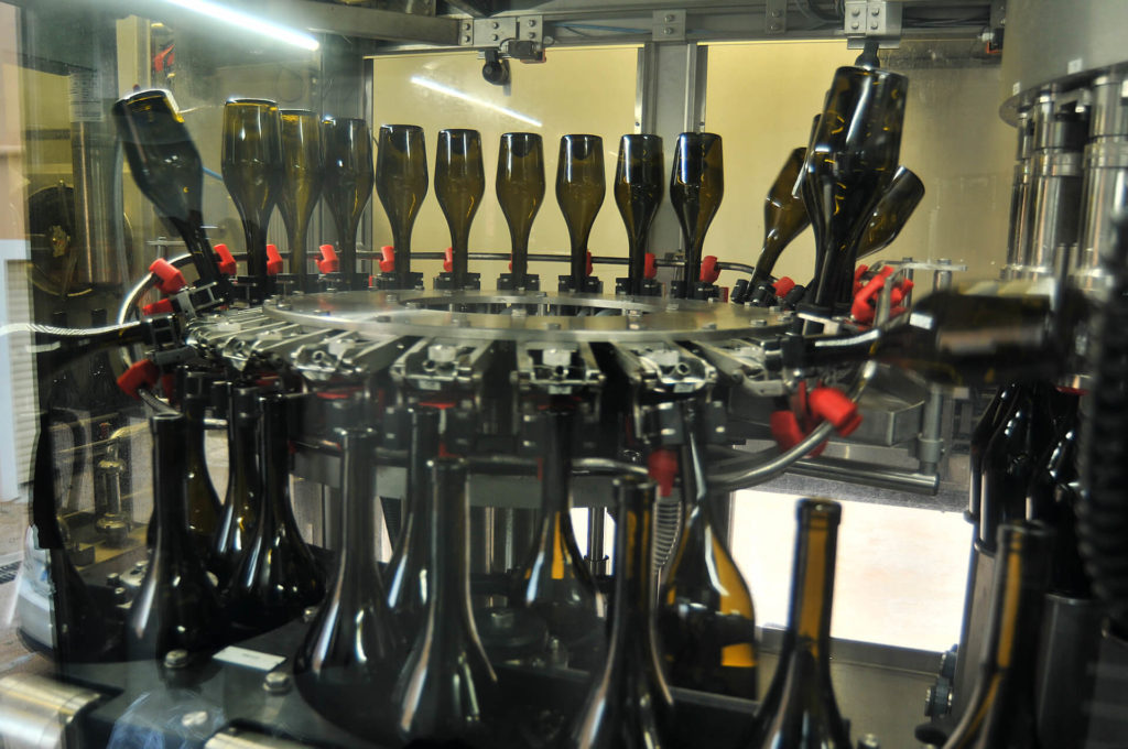 mise en bouteille vin Réserve des Anges au Château Sainte Croix à Carcès (Var)