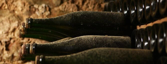 cave à vin avec des bouteilles de bulles d'ange du Château Sainte Croix