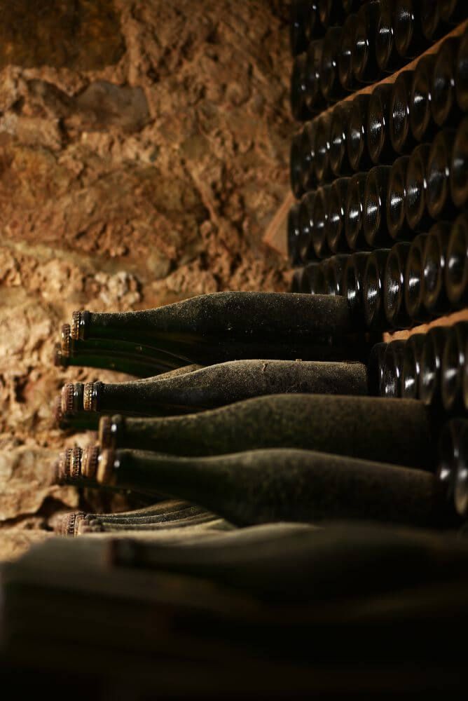 cave à vin avec des bouteilles de bulles d'ange du Château Sainte Croix