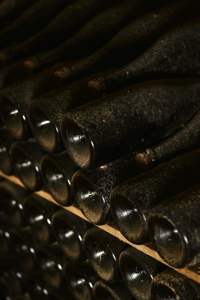 cave à vin avec des bouteilles de bulles d'ange du Château Sainte Croix