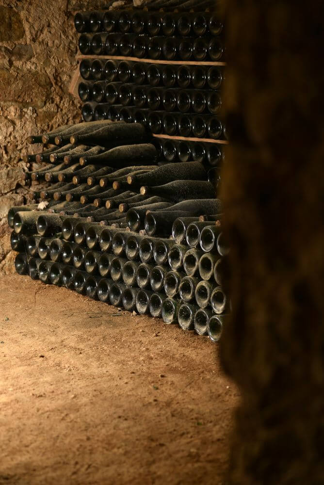 cave à vin avec des bouteilles de bulles d'ange du Château Sainte Croix