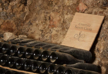 cave à vin avec des bouteilles de bulles d'ange du Château Sainte Croix