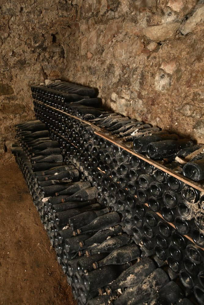 cave à vin avec des bouteilles de bulles d'ange du Château Sainte Croix